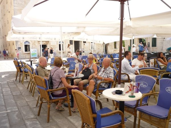 Caffe Bar Trogir posezení na náměstí